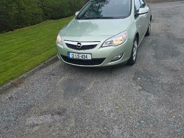 Opel Astra Hatchback, Petrol, 2012, Green