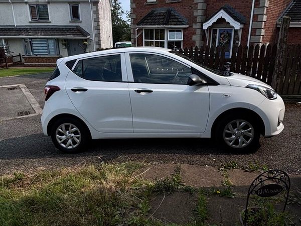 Hyundai i10 Hatchback, Petrol, 2017, White