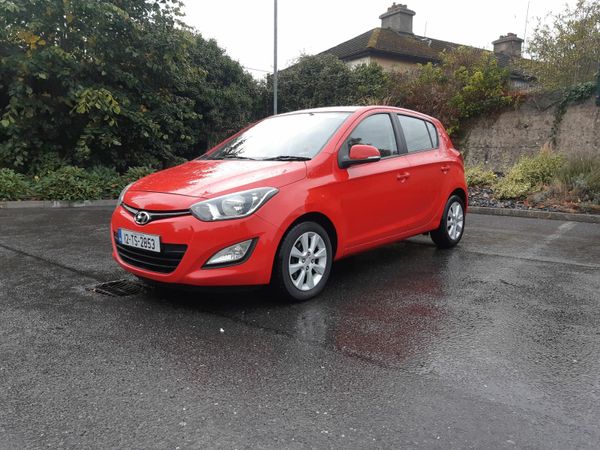 Hyundai i20 Hatchback, Petrol, 2012, Red