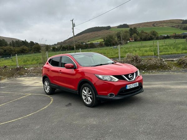 Nissan Qashqai Hatchback, Diesel, 2014, Red