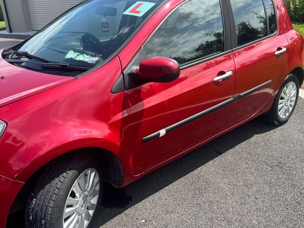Renault Clio Hatchback, Petrol, 2011, Red