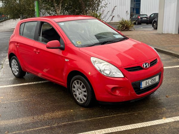 Hyundai i20 Hatchback, Petrol, 2011, Red