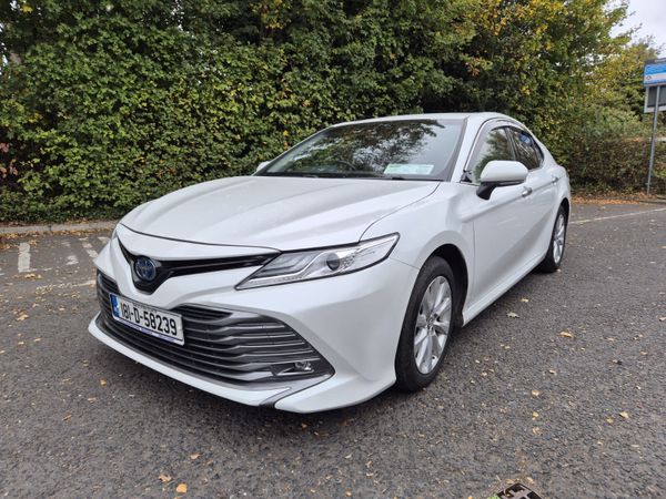 Toyota Camry Saloon, Petrol Hybrid, 2018, White