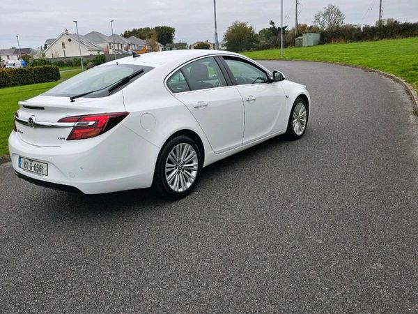Vauxhall Insignia Hatchback, Diesel, 2016, White