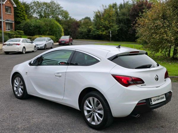 Vauxhall Astra Hatchback, Diesel, 2013, White