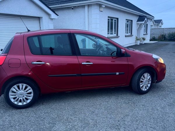 Renault Clio Hatchback, Petrol, 2011, Red
