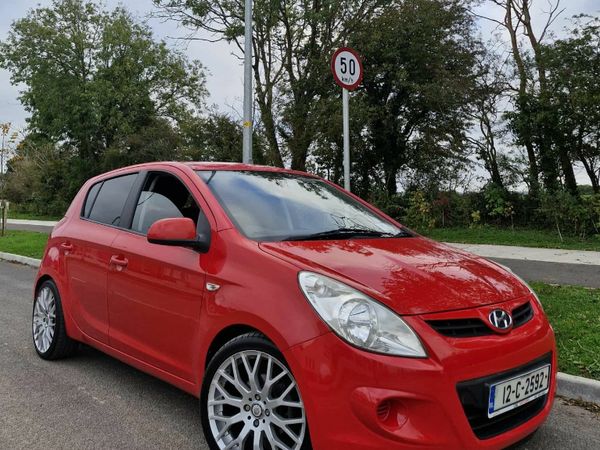 Hyundai i20 Hatchback, Petrol, 2012, Red