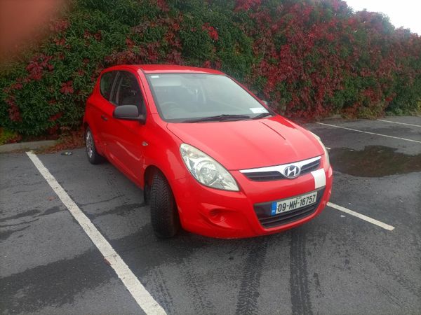 Hyundai i20 Hatchback, Petrol, 2009, Red