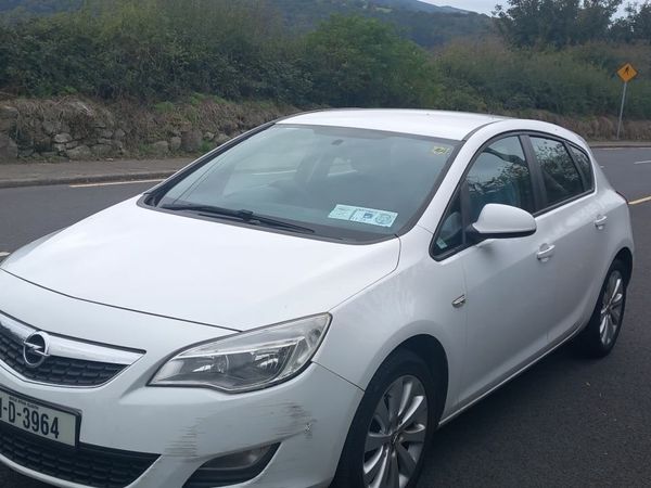 Opel Astra Hatchback, Petrol, 2011, White