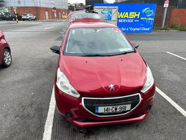 Peugeot 208 Hatchback, Diesel, 2014, Red