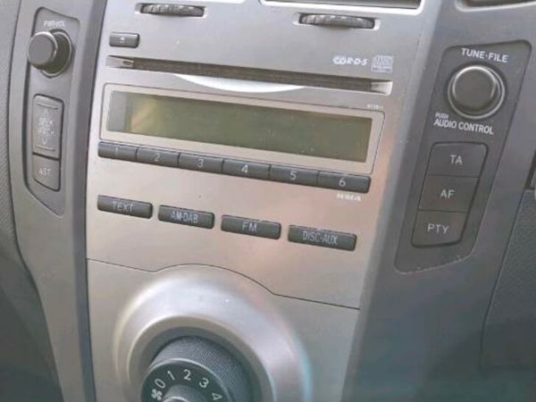 Toyota Yaris Hatchback, Petrol, 2010, Gold