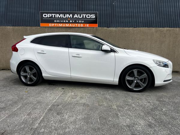 Volvo V40 Hatchback, Petrol, 2014, White