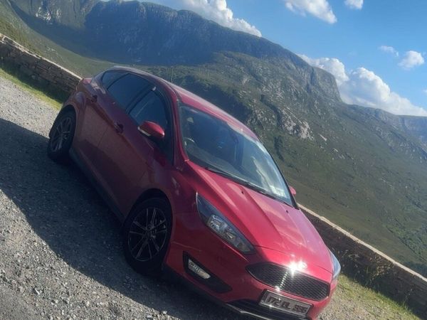 Ford Focus Hatchback, Petrol, 2017, Red