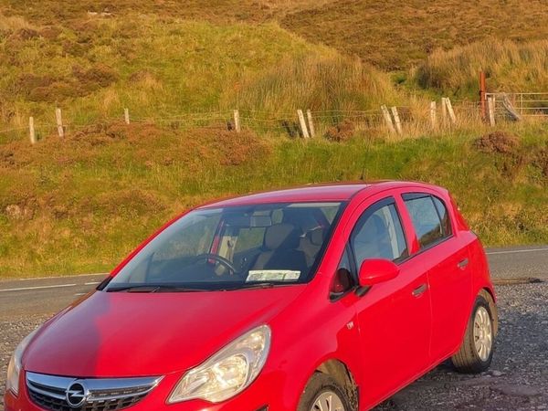 Opel Corsa Hatchback, Petrol, 2013, Red