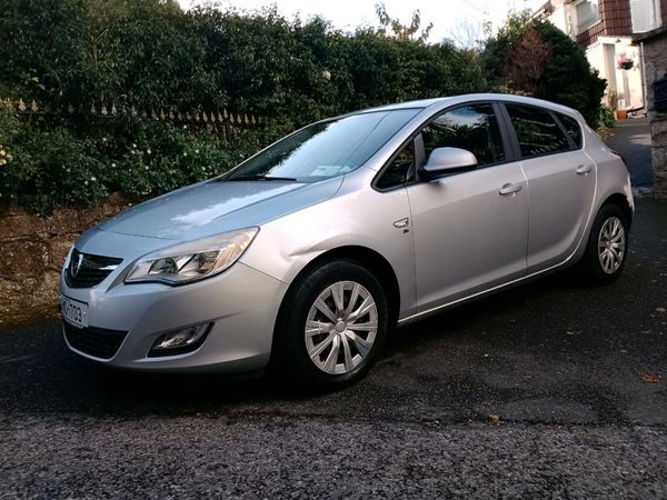 Opel Astra Hatchback, Petrol, 2011, Silver