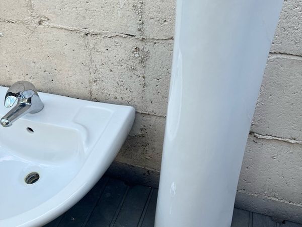 Used sink taps and pedestal for sale in Co. Dublin for €50 on DoneDeal