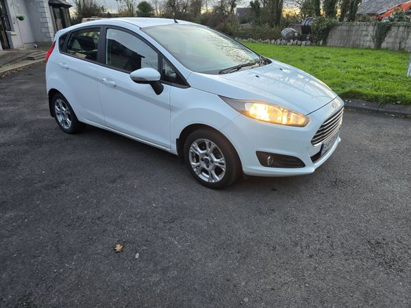 Ford Fiesta Hatchback, Petrol, 2015, White