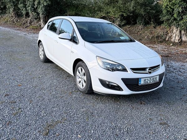Opel Astra Hatchback, Petrol, 2015, White