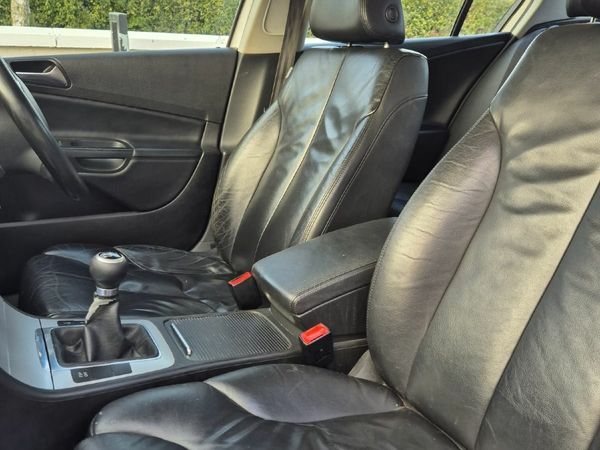 Volkswagen Passat Saloon, Diesel, 2010, Silver