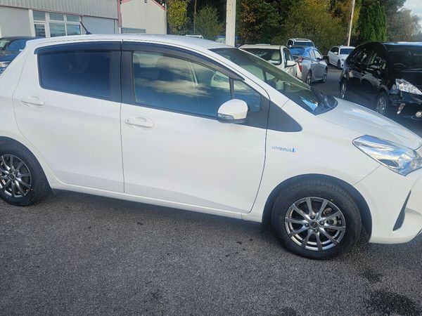 Toyota Yaris Hatchback, Petrol Hybrid, 2017, White