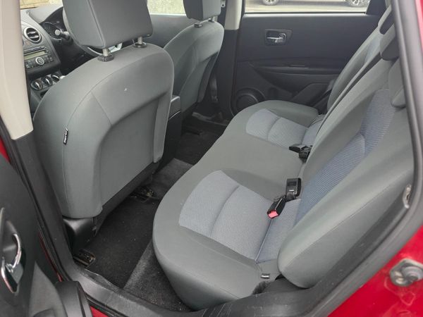 Nissan Qashqai Hatchback, Diesel, 2011, Red