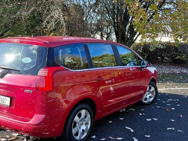 Peugeot 5008 MPV, Diesel, 2011, Red