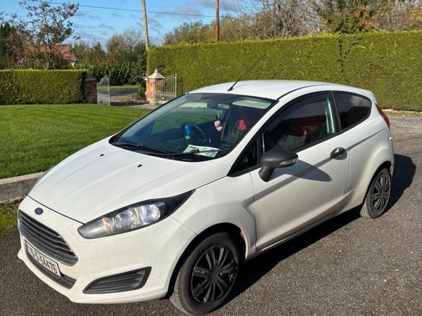 Ford Fiesta Hatchback, Petrol, 2015, White