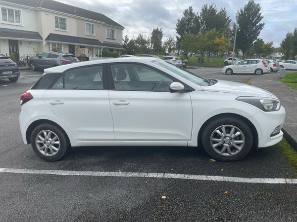 Hyundai i20 Hatchback, Petrol, 2017, White