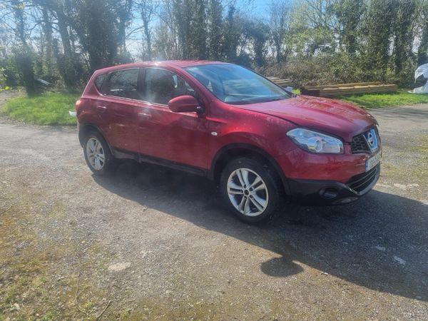 Nissan Qashqai Hatchback, Diesel, 2013, Red