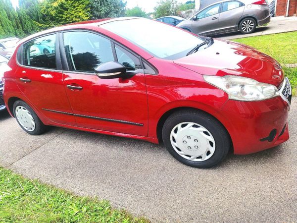 Peugeot 208 Hatchback, Petrol, 2013, Red