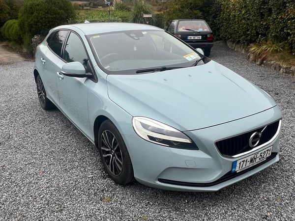 Volvo V40 Hatchback, Diesel, 2017, Blue