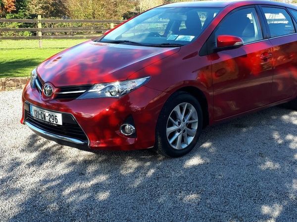 Toyota Auris Hatchback, Diesel, 2013, Red
