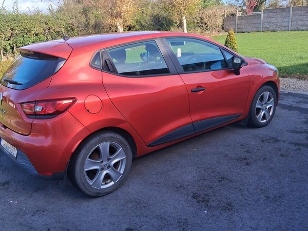Renault Clio Hatchback, Petrol, 2014, Red