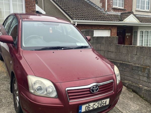 Toyota Avensis Saloon, Petrol, 2006, Red