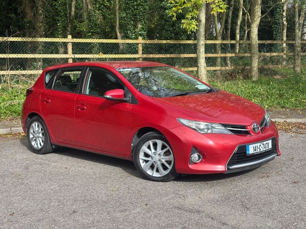 Toyota Auris Hatchback, Diesel, 2014, Red