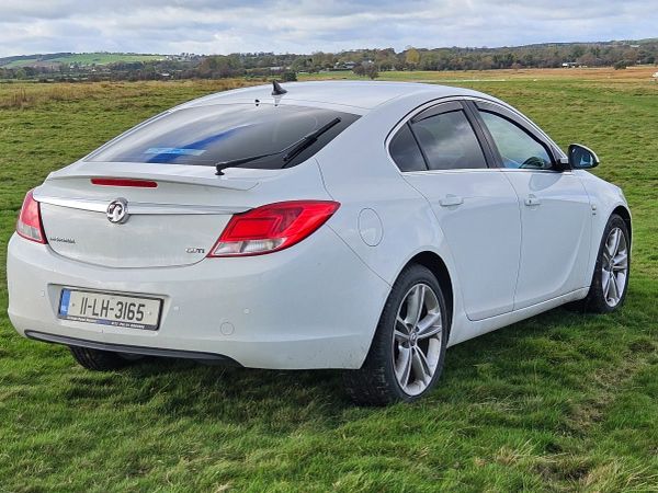 Vauxhall Insignia Hatchback, Diesel, 2011, White