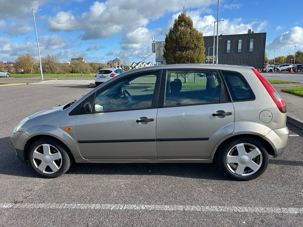Ford Fiesta Hatchback, Petrol, 2004, Silver