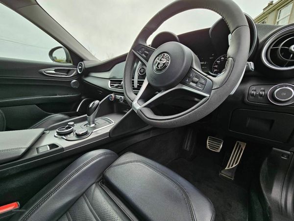 Alfa Romeo Giulia Saloon, Diesel, 2018, Beige