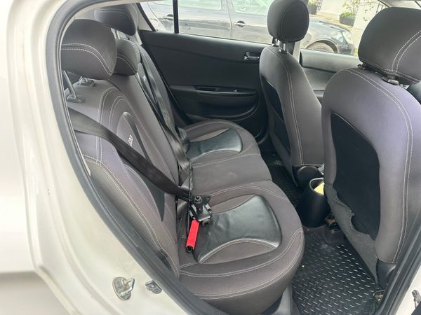 Hyundai i20 Hatchback, Petrol, 2010, White