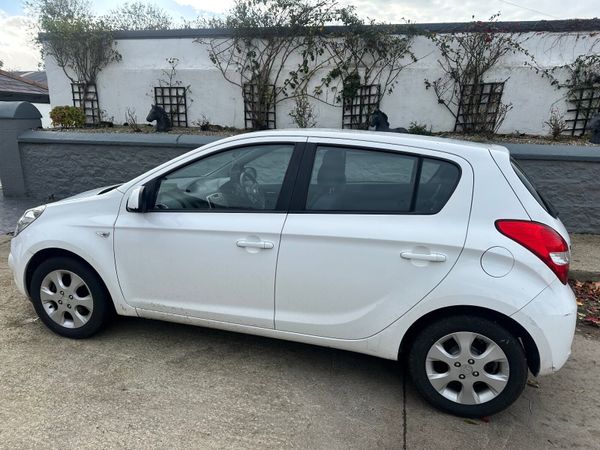 Hyundai i20 Hatchback, Petrol, 2010, White