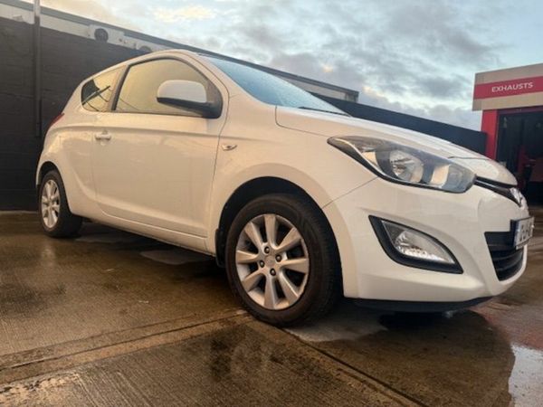 Hyundai i20 Hatchback, Petrol, 2012, White
