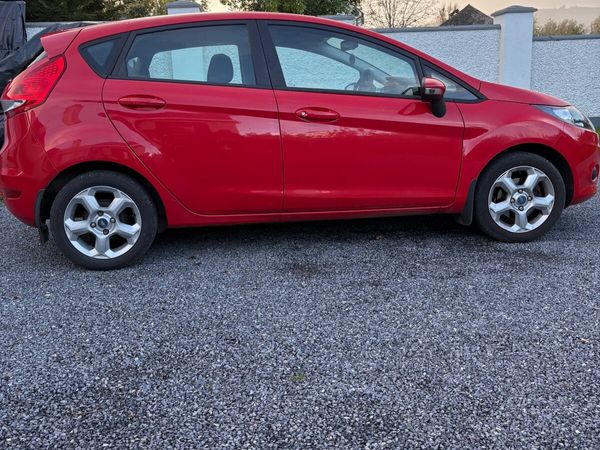 Ford Fiesta Hatchback, Petrol, 2011, Red