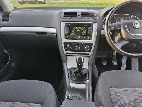 Skoda Octavia Saloon, Petrol, 2012, Blue