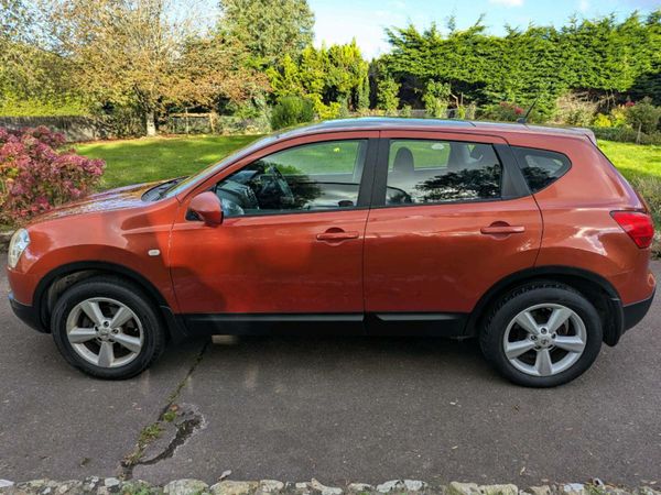 Nissan Qashqai Hatchback, Petrol, 2010, Red