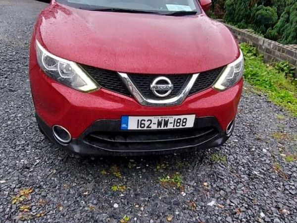 Nissan Qashqai Hatchback, Diesel, 2016, Red