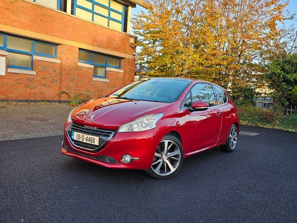 Peugeot 208 Hatchback, Petrol, 2013, Red