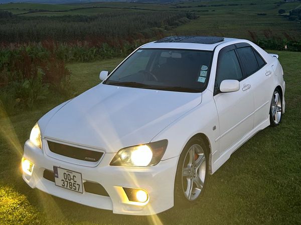 Toyota Unknown Saloon, Petrol, 2000, White