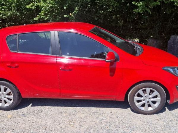 Hyundai i20 Hatchback, Petrol, 2015, Red