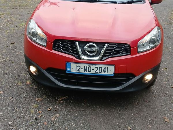 Nissan Qashqai Hatchback, Diesel, 2012, Red