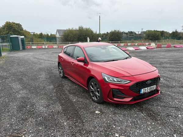 Ford Focus Hatchback, Petrol, 2023, Red
